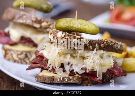 Reuben Sandwich auf rustikalem Holz Stockfoto