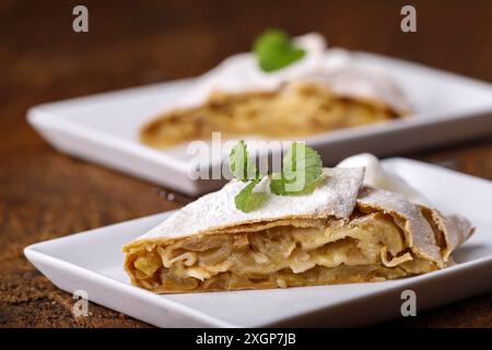 Österreichischer Apfelstrudel auf weißen Tellern Stockfoto