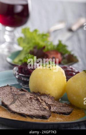 Deutscher Sauerbraten auf einem Teller mit Knödeln Stockfoto