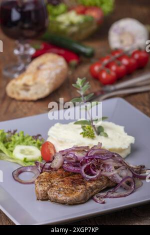 Gegrilltes Schweinesteak mit Zwiebeln Stockfoto