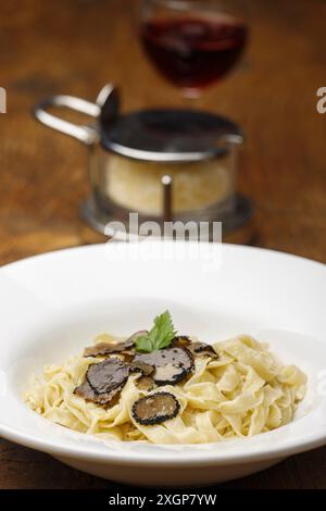 Schwarzer Trüffel auf hausgemachter Pasta Stockfoto