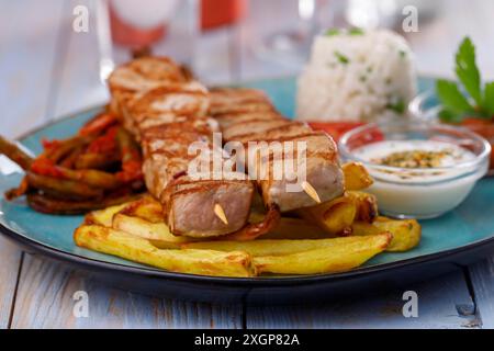 Griechische Souvlaki-Spieße mit pommes frites Stockfoto