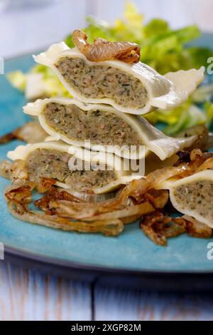 Hälften schwäbischer maultaschen-Pasta mit Salat Stockfoto