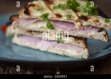 Französischer Krokodil auf blauem Teller Stockfoto