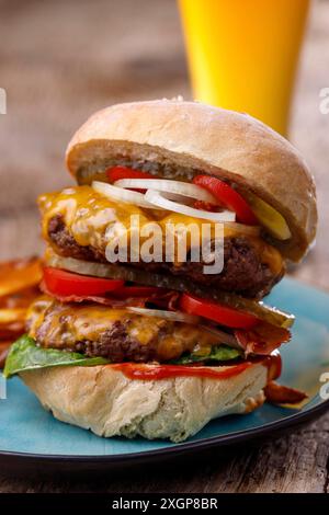 Hausgemachter Cheeseburger auf Holz Stockfoto