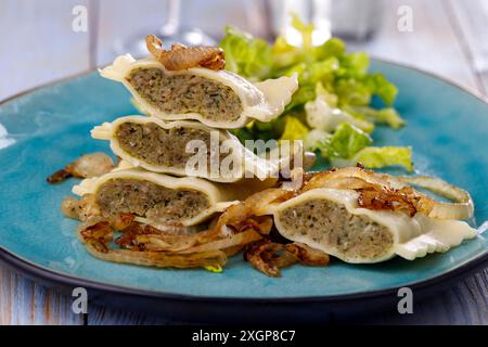 Hälften schwäbischer maultaschen-Pasta mit Salat Stockfoto