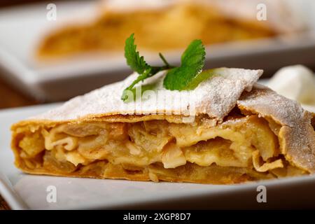 Österreichischer Apfelstrudel auf weißen Tellern Stockfoto