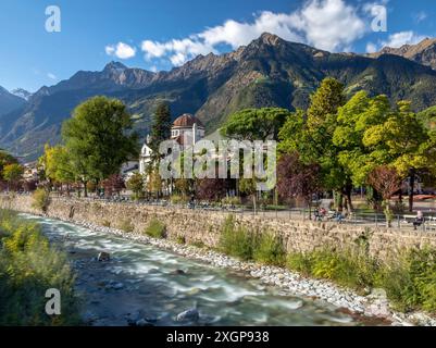 Promenade entlang der Passer in Meran, Südtirol Stockfoto