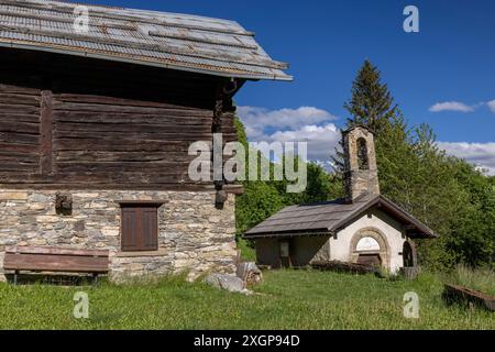 Altes Bauernhaus und Kapelle der Heiligen Maria Magdalena, Cappella Santa Maria Maddalena e Santa Caterina d'Alessandria, auch bekannt als Capella Chaffaux Stockfoto