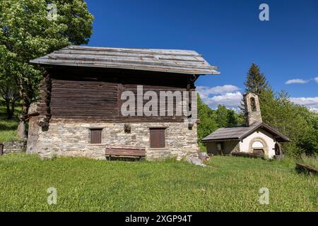 Altes Bauernhaus und Kapelle der Heiligen Maria Magdalena, Cappella Santa Maria Maddalena e Santa Caterina d'Alessandria, auch bekannt als Capella Chaffaux Stockfoto