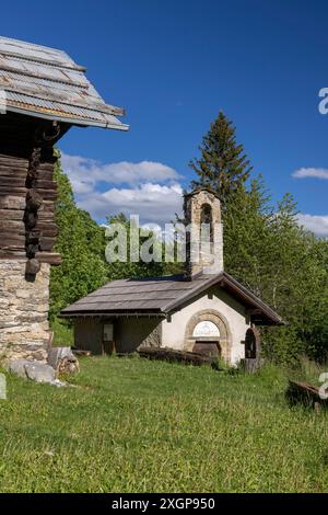 Altes Bauernhaus und Kapelle der Heiligen Maria Magdalena, Cappella Santa Maria Maddalena e Santa Caterina d'Alessandria, auch bekannt als Capella Chaffaux Stockfoto