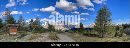 Parkplatz und Holztafel oberhalb von Sestriere, Col Bousson, Frankreich-Italien Stockfoto