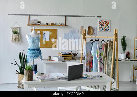 das studio ist voll mit lebendiger Upcycling-Kleidung und zeigt die Leidenschaft, weggeworfenen Gegenständen neues Leben zu schenken. Stockfoto