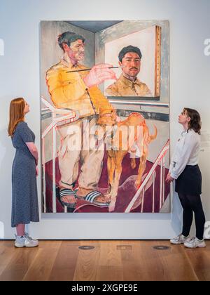 London, Großbritannien. Juli 2024. Die Ausstellung für den Herbert Smith Freehills Portrait Award 2024 wird eröffnet. Der jährliche Malpreis geht zum ersten Mal seit 2019 an die National Portrait Gallery zurück. Die diesjährige Ausgabe zeigt 50 Porträts einer internationalen Auswahl von Künstlern, die das Beste zeitgenössischer Porträts zeigen. Guy Bell/Alamy Live News Stockfoto