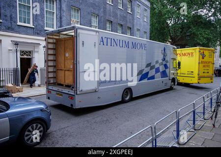 London, Großbritannien. Juli 2024. Männer werden gesehen, wie sie Teppiche und Kisten aus der Downing Street 11 entfernen, dem ehemaligen Wohnhaus von Jeremy Hunt. Rachel Reeves, der neue Kanzler zieht in Nummer 11. Reduction Vans in der Downing Street Credit: Karl Black/Alamy Live News Stockfoto