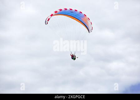 Extremsport. Paragliding, geboren im 20. Jahrhundert, aufgrund des Erfindungsreichtums der Bergsteiger, die nach unten fliegen wollten. Gijón, Asturien, Spanien. Stockfoto