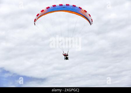 Extremsport. Paragliding, geboren im 20. Jahrhundert, aufgrund des Erfindungsreichtums der Bergsteiger, die nach unten fliegen wollten. Gijón, Asturien, Spanien. Stockfoto