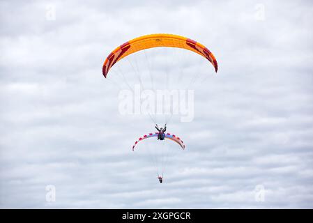 Extremsport. Paragliding, geboren im 20. Jahrhundert, aufgrund des Erfindungsreichtums der Bergsteiger, die nach unten fliegen wollten. Gijón, Asturien, Spanien. Stockfoto