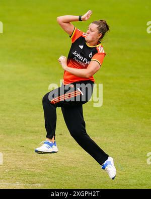 Cheltenham, Vereinigtes Königreich, 10. Juli 2024. Das Blaze's Grace Ballinger Bowling während des Rachael Heyhoe Flint Trophy Spiels zwischen Western Storm und Blaze. Quelle: Robbie Stephenson/Western Storm/Alamy Live News Stockfoto