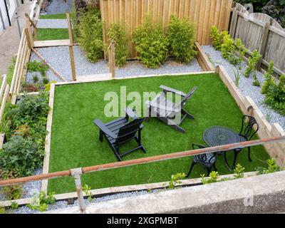 Ein Plastikrasen in einem Garten in Gardenstown in Aberdeenshire, Schottland, Großbritannien. Stockfoto