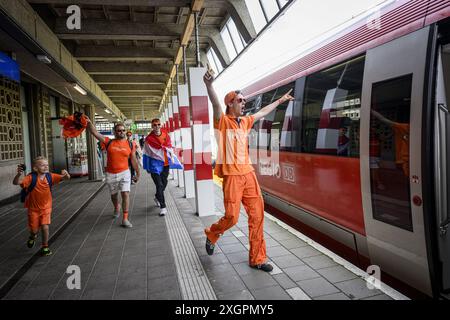 ENSCHEDE - niederländische Fans am Bahnhof Enschede auf dem Weg nach Dortmund am Tag des Halbfinales bei der Europameisterschaft zwischen den Niederlanden und England. ANP EMIEL MUIDERMAN Credit: ANP/Alamy Live News Stockfoto