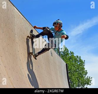 Skateboarder mit Stunt auf der Vert Ramp. Stockfoto