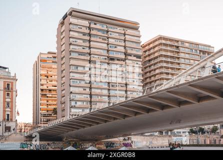 Moderne Hochhäuser neben einer Wand, die mit farbenfroher Graffiti-Kunst bedeckt ist. Perfekt für urbane Kunst, Straßenkultur und Stadtleben. Stockfoto