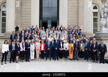 Paris, Frankreich. Juli 2024. Das neu gewählte französische Parlamentsmitglied und die rechtsextreme Parteivorsitzende Marine Le Pen und andere Parteimitglieder posieren für ein Gruppenfoto, als sie am 10. Juli 2024 zu einem Begrüßungstag in der Nationalversammlung in Paris eintreffen. nach der zweiten Runde der französischen Parlamentswahlen. Foto: Raphael Lafargue/ABACAPRESS. COM Credit: Abaca Press/Alamy Live News Stockfoto
