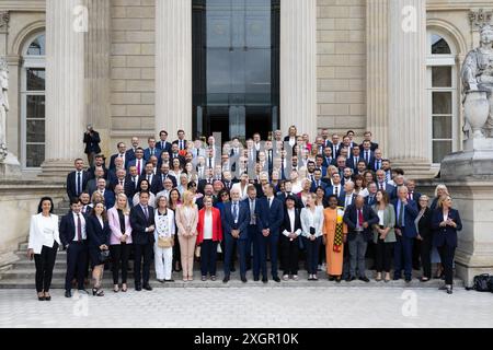 Paris, Frankreich. Juli 2024. Das neu gewählte französische Parlamentsmitglied und die rechtsextreme Parteivorsitzende Marine Le Pen und andere Parteimitglieder posieren für ein Gruppenfoto, als sie am 10. Juli 2024 zu einem Begrüßungstag in der Nationalversammlung in Paris eintreffen. nach der zweiten Runde der französischen Parlamentswahlen. Foto: Raphael Lafargue/ABACAPRESS. COM Credit: Abaca Press/Alamy Live News Stockfoto