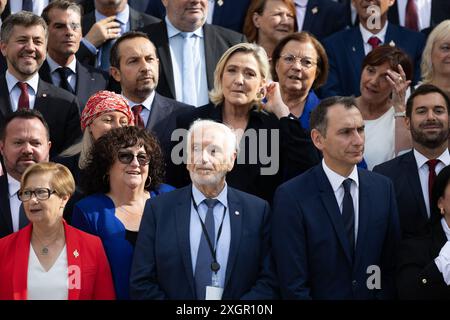 Paris, Frankreich. Juli 2024. Das neu gewählte französische Parlamentsmitglied und die rechtsextreme Parteivorsitzende Marine Le Pen und andere Parteimitglieder posieren für ein Gruppenfoto, als sie am 10. Juli 2024 zu einem Begrüßungstag in der Nationalversammlung in Paris eintreffen. nach der zweiten Runde der französischen Parlamentswahlen. Foto: Raphael Lafargue/ABACAPRESS. COM Credit: Abaca Press/Alamy Live News Stockfoto