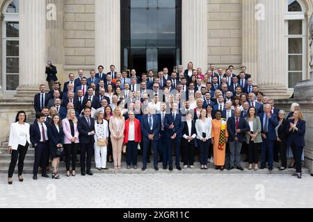 Paris, Frankreich. Juli 2024. Das neu gewählte französische Parlamentsmitglied und die rechtsextreme Parteivorsitzende Marine Le Pen und andere Parteimitglieder posieren für ein Gruppenfoto, als sie am 10. Juli 2024 zu einem Begrüßungstag in der Nationalversammlung in Paris eintreffen. nach der zweiten Runde der französischen Parlamentswahlen. Foto: Raphael Lafargue/ABACAPRESS. COM Credit: Abaca Press/Alamy Live News Stockfoto
