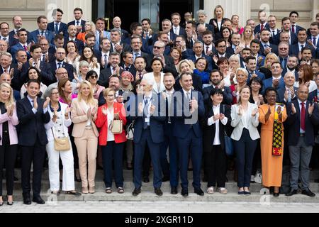 Paris, Frankreich. Juli 2024. Das neu gewählte französische Parlamentsmitglied und die rechtsextreme Parteivorsitzende Marine Le Pen und andere Parteimitglieder posieren für ein Gruppenfoto, als sie am 10. Juli 2024 zu einem Begrüßungstag in der Nationalversammlung in Paris eintreffen. nach der zweiten Runde der französischen Parlamentswahlen. Foto: Raphael Lafargue/ABACAPRESS. COM Credit: Abaca Press/Alamy Live News Stockfoto