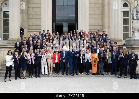 Paris, Frankreich. Juli 2024. Das neu gewählte französische Parlamentsmitglied und die rechtsextreme Parteivorsitzende Marine Le Pen und andere Parteimitglieder posieren für ein Gruppenfoto, als sie am 10. Juli 2024 zu einem Begrüßungstag in der Nationalversammlung in Paris eintreffen. nach der zweiten Runde der französischen Parlamentswahlen. Foto: Raphael Lafargue/ABACAPRESS. COM Credit: Abaca Press/Alamy Live News Stockfoto