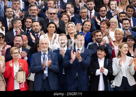 Paris, Frankreich. Juli 2024. Das neu gewählte französische Parlamentsmitglied und die rechtsextreme Parteivorsitzende Marine Le Pen und andere Parteimitglieder posieren für ein Gruppenfoto, als sie am 10. Juli 2024 zu einem Begrüßungstag in der Nationalversammlung in Paris eintreffen. nach der zweiten Runde der französischen Parlamentswahlen. Foto: Raphael Lafargue/ABACAPRESS. COM Credit: Abaca Press/Alamy Live News Stockfoto