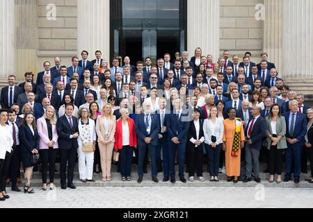 Paris, Frankreich. Juli 2024. Das neu gewählte französische Parlamentsmitglied und die rechtsextreme Parteivorsitzende Marine Le Pen und andere Parteimitglieder posieren für ein Gruppenfoto, als sie am 10. Juli 2024 zu einem Begrüßungstag in der Nationalversammlung in Paris eintreffen. nach der zweiten Runde der französischen Parlamentswahlen. Foto: Raphael Lafargue/ABACAPRESS. COM Credit: Abaca Press/Alamy Live News Stockfoto