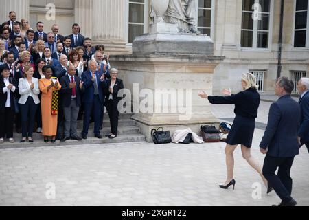 Paris, Frankreich. Juli 2024. Das neu gewählte französische Parlamentsmitglied und die rechtsextreme Parteivorsitzende Marine Le Pen und andere Parteimitglieder posieren für ein Gruppenfoto, als sie am 10. Juli 2024 zu einem Begrüßungstag in der Nationalversammlung in Paris eintreffen. nach der zweiten Runde der französischen Parlamentswahlen. Foto: Raphael Lafargue/ABACAPRESS. COM Credit: Abaca Press/Alamy Live News Stockfoto