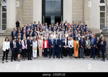 Paris, Frankreich. Juli 2024. Das neu gewählte französische Parlamentsmitglied und die rechtsextreme Parteivorsitzende Marine Le Pen und andere Parteimitglieder posieren für ein Gruppenfoto, als sie am 10. Juli 2024 zu einem Begrüßungstag in der Nationalversammlung in Paris eintreffen. nach der zweiten Runde der französischen Parlamentswahlen. Foto: Raphael Lafargue/ABACAPRESS. COM Credit: Abaca Press/Alamy Live News Stockfoto