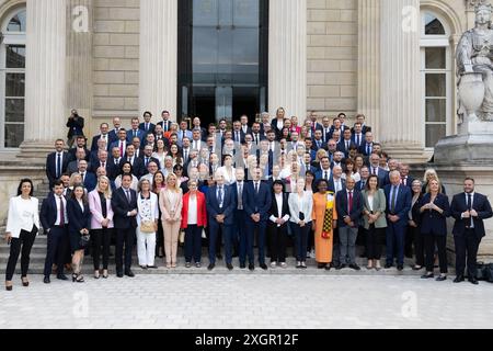 Paris, Frankreich. Juli 2024. Das neu gewählte französische Parlamentsmitglied und die rechtsextreme Parteivorsitzende Marine Le Pen und andere Parteimitglieder posieren für ein Gruppenfoto, als sie am 10. Juli 2024 zu einem Begrüßungstag in der Nationalversammlung in Paris eintreffen. nach der zweiten Runde der französischen Parlamentswahlen. Foto: Raphael Lafargue/ABACAPRESS. COM Credit: Abaca Press/Alamy Live News Stockfoto