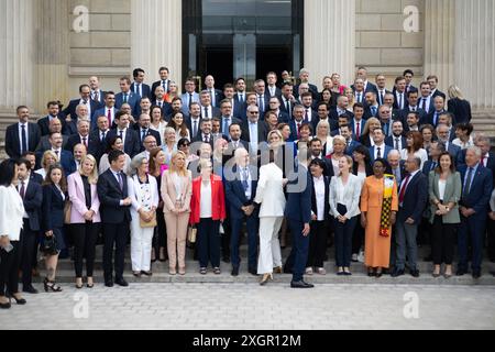 Paris, Frankreich. Juli 2024. Das neu gewählte französische Parlamentsmitglied und die rechtsextreme Parteivorsitzende Marine Le Pen und andere Parteimitglieder posieren für ein Gruppenfoto, als sie am 10. Juli 2024 zu einem Begrüßungstag in der Nationalversammlung in Paris eintreffen. nach der zweiten Runde der französischen Parlamentswahlen. Foto: Raphael Lafargue/ABACAPRESS. COM Credit: Abaca Press/Alamy Live News Stockfoto