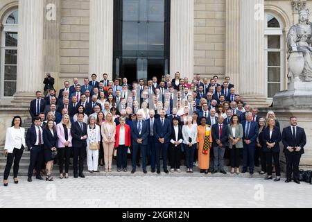 Paris, Frankreich. Juli 2024. Das neu gewählte französische Parlamentsmitglied und die rechtsextreme Parteivorsitzende Marine Le Pen und andere Parteimitglieder posieren für ein Gruppenfoto, als sie am 10. Juli 2024 zu einem Begrüßungstag in der Nationalversammlung in Paris eintreffen. nach der zweiten Runde der französischen Parlamentswahlen. Foto: Raphael Lafargue/ABACAPRESS. COM Credit: Abaca Press/Alamy Live News Stockfoto
