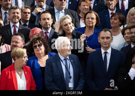 Paris, Frankreich. Juli 2024. Das neu gewählte französische Parlamentsmitglied und die rechtsextreme Parteivorsitzende Marine Le Pen und andere Parteimitglieder posieren für ein Gruppenfoto, als sie am 10. Juli 2024 zu einem Begrüßungstag in der Nationalversammlung in Paris eintreffen. nach der zweiten Runde der französischen Parlamentswahlen. Foto: Raphael Lafargue/ABACAPRESS. COM Credit: Abaca Press/Alamy Live News Stockfoto