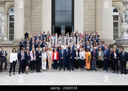 Paris, Frankreich. Juli 2024. Das neu gewählte französische Parlamentsmitglied und die rechtsextreme Parteivorsitzende Marine Le Pen und andere Parteimitglieder posieren für ein Gruppenfoto, als sie am 10. Juli 2024 zu einem Begrüßungstag in der Nationalversammlung in Paris eintreffen. nach der zweiten Runde der französischen Parlamentswahlen. Foto: Raphael Lafargue/ABACAPRESS. COM Credit: Abaca Press/Alamy Live News Stockfoto
