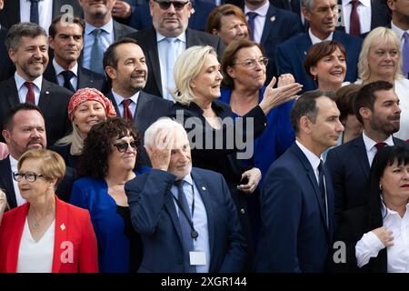 Paris, Frankreich. Juli 2024. Das neu gewählte französische Parlamentsmitglied und die rechtsextreme Parteivorsitzende Marine Le Pen und andere Parteimitglieder posieren für ein Gruppenfoto, als sie am 10. Juli 2024 zu einem Begrüßungstag in der Nationalversammlung in Paris eintreffen. nach der zweiten Runde der französischen Parlamentswahlen. Foto: Raphael Lafargue/ABACAPRESS. COM Credit: Abaca Press/Alamy Live News Stockfoto