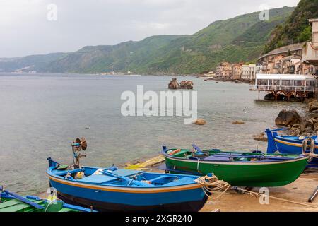 Das hübsche kleine Fischerdorf Chianalea di Scilla, Kalabrien, Süditalien: Traditionelle Fischerboote auf der Helle. Stockfoto