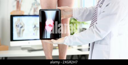 Männliche Arzt Hände halten Tablet Computer Übersicht xray Shot mit paintful Bereich Stockfoto