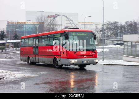 OSTRAVA, TSCHECHISCHE REPUBLIK - 1. JANUAR 2015: Roter SOR C12-Bus des öffentlichen Verkehrsunternehmens Arriva im Winter, Fahren mit Bewegungsunschärfe Stockfoto