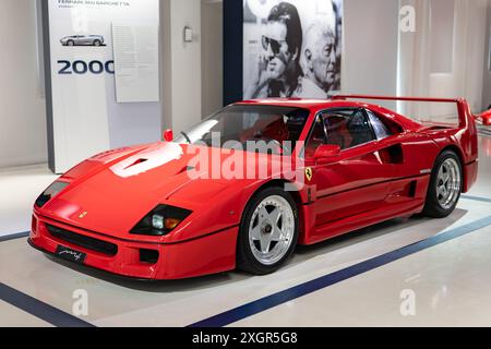 MODENA, ITALIEN - 21. APRIL 2022: Ferrari F40 Supersportwagen im Enzo Ferrari Museum in Modena Stockfoto