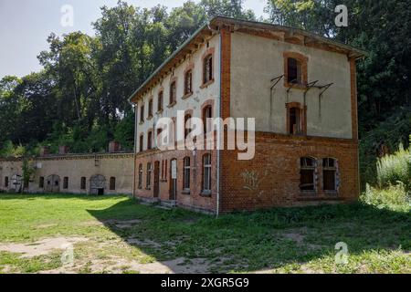 GIZYCKO, POLEN - 11. AUGUST 2015: Ruine des Stacja golebi pocztowych-Gebäudes, Heimat von Brieftauben in der Festung Boyen, Gizycko, Polen Stockfoto