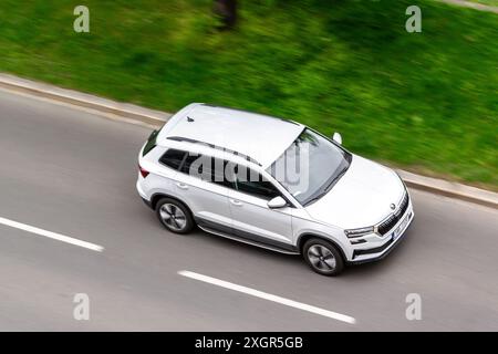 OSTRAVA, TSCHECHISCHE REPUBLIK - 10. APRIL 2024: Weißes tschechisches Skoda Karoq Crossover-Auto mit Bewegungsunschärfe-Effekt Stockfoto