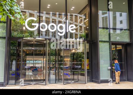 Eine Nahaufnahme einer Frau, die den Eingang der globalen Suchmaschine Google London HQ 6 Pancras Sq London betritt Stockfoto